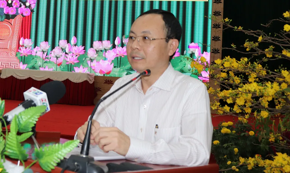 Đồng chí Nguyễn Văn Hiếu chúc tết cán bộ, chiến sĩ Trung đoàn Gia Định. Ảnh: THÁI PHƯƠNG Đồng chí Nguyễn Văn Hiếu chúc tết cán bộ, chiến sĩ Trung đoàn Gia Định. Ảnh: THÁI PHƯƠNG