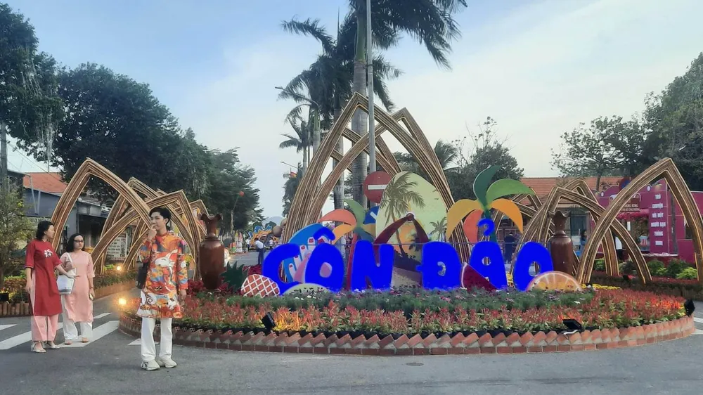 Đường hoa Côn Đảo chiều mùng 2 Tết Quý Mão