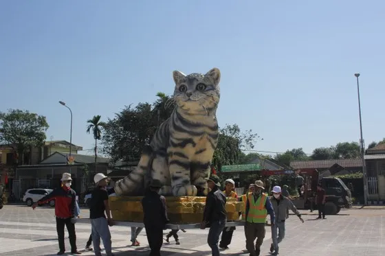 Tượng được làm từ xốp và thạch cao nên có trọng lượng khá nhẹ. Ảnh: NGUYỄN HOÀNG
