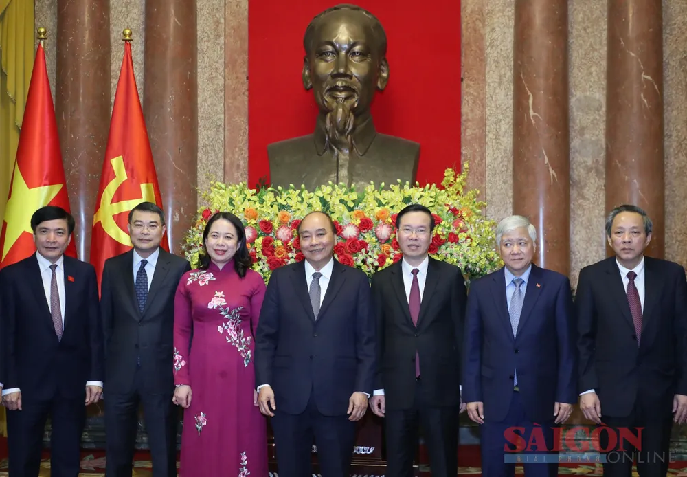 Thường trực Ban Bí thư Võ Văn Thưởng và nguyên Chủ tịch nước Nguyễn Xuân Phúc chụp ảnh chung cùng các đại biểu dự buổi lễ, chiều 4-2-2023. Ảnh: QUANG PHÚC