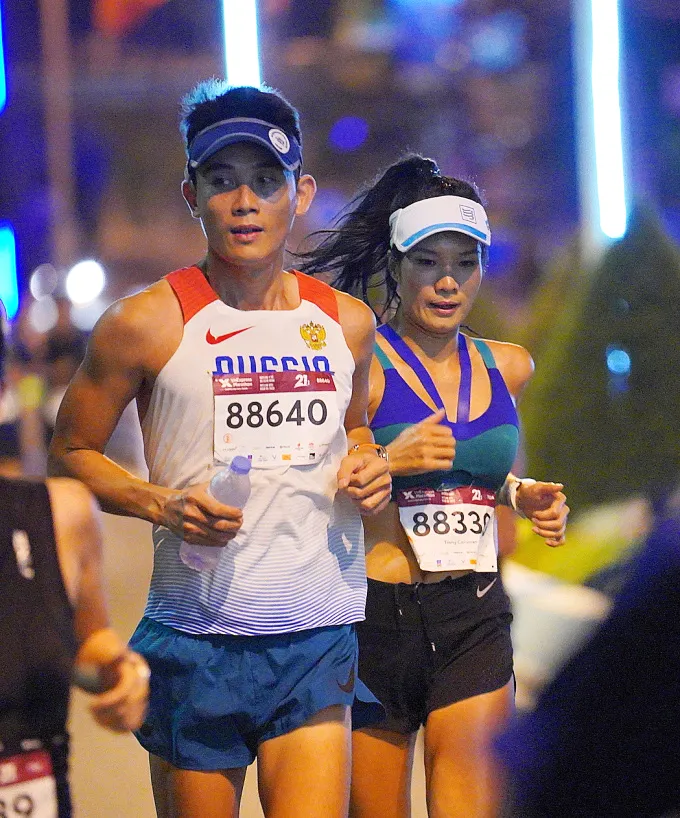Cặp vợ chồng Đông Định - Thu Trang luôn sát cánh bên nhau trên đường đua marathon. Ảnh: P.MINH Cặp vợ chồng Đông Định - Thu Trang luôn sát cánh bên nhau trên đường đua marathon. Ảnh: P.MINH
