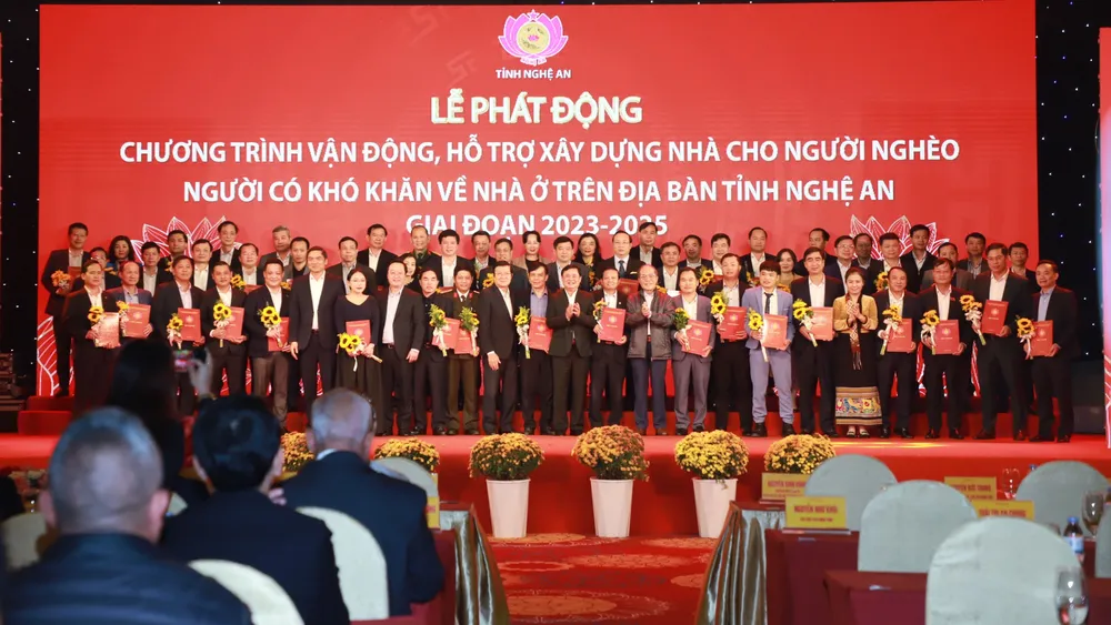 Nhiều cá nhân, tổ chức ủng hộ xây nhà cho người nghèo Nghệ An