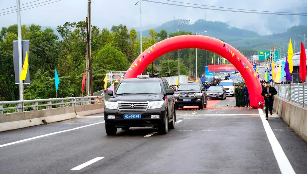 Khánh thành và đưa vào hoạt động tuyến cao tốc Cam Lộ - La Sơn, dự án thành phần của cao tốc Bắc - Nam phía Đông giai đoạn 2017-2020, từ ngày 31-12-2022 Khánh thành và đưa vào hoạt động tuyến cao tốc Cam Lộ - La Sơn, dự án thành phần của cao tốc Bắc - Nam phía Đông giai đoạn 2017-2020, từ ngày 31-12-2022