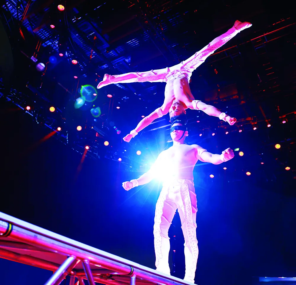 NSƯT Quốc Cơ và NSƯT Quốc Nghiệp đang xác lập kỷ lục thế giới mới. Ảnh: HẢI AN NSƯT Quốc Cơ và NSƯT Quốc Nghiệp đang xác lập kỷ lục thế giới mới. Ảnh: HẢI AN