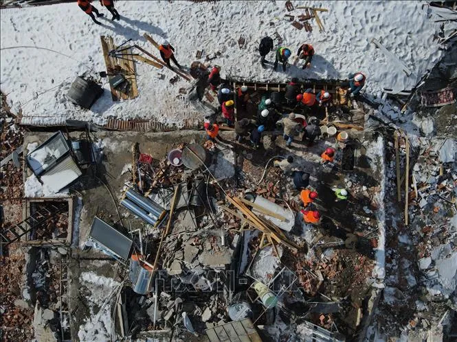 Lực lượng cứu hộ tìm kiếm nạn nhân tại hiện trường đổ nát sau trận động đất ở Adiyaman, Thổ Nhĩ Kỳ, ngày 8-2-2023. Ảnh: THX/ TTXVN