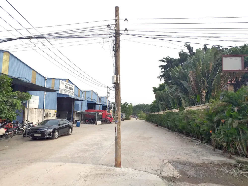 Cột điện “mọc” giữa đường ảnh 1