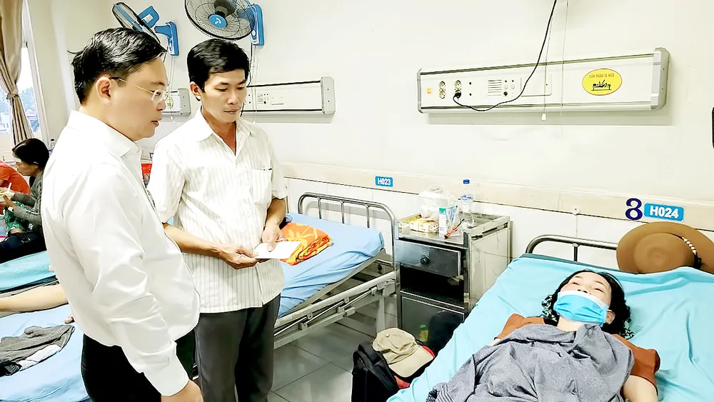 Tối 14-2, Chủ tịch UBND tỉnh Quảng Nam Lê Trí Thanh đến thăm các nạn nhân đang điều trị tại BV Đa khoa Trung ương Quảng Nam Tối 14-2, Chủ tịch UBND tỉnh Quảng Nam Lê Trí Thanh đến thăm các nạn nhân đang điều trị tại BV Đa khoa Trung ương Quảng Nam