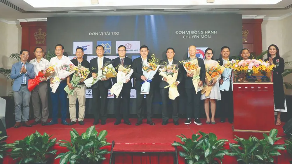 Ban tổ chức tri ân các nhà tài trợ đồng hành với mùa trao giải 2022. Ảnh: DŨNG PHƯƠNG