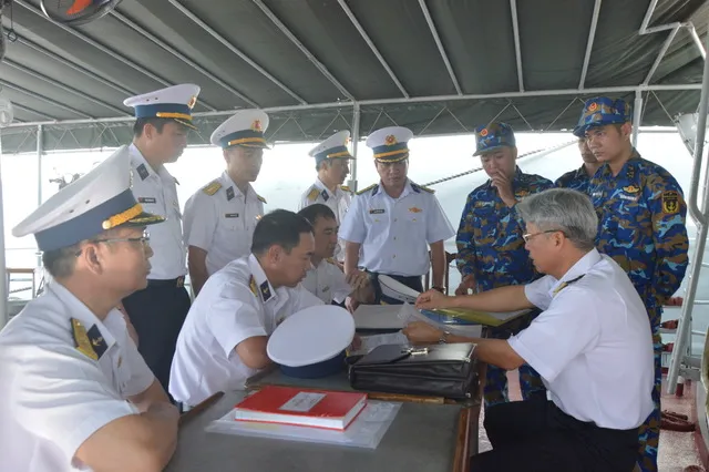 Đoàn công tác kiểm tra thực tế trên tàu của Lữ đoàn 125
