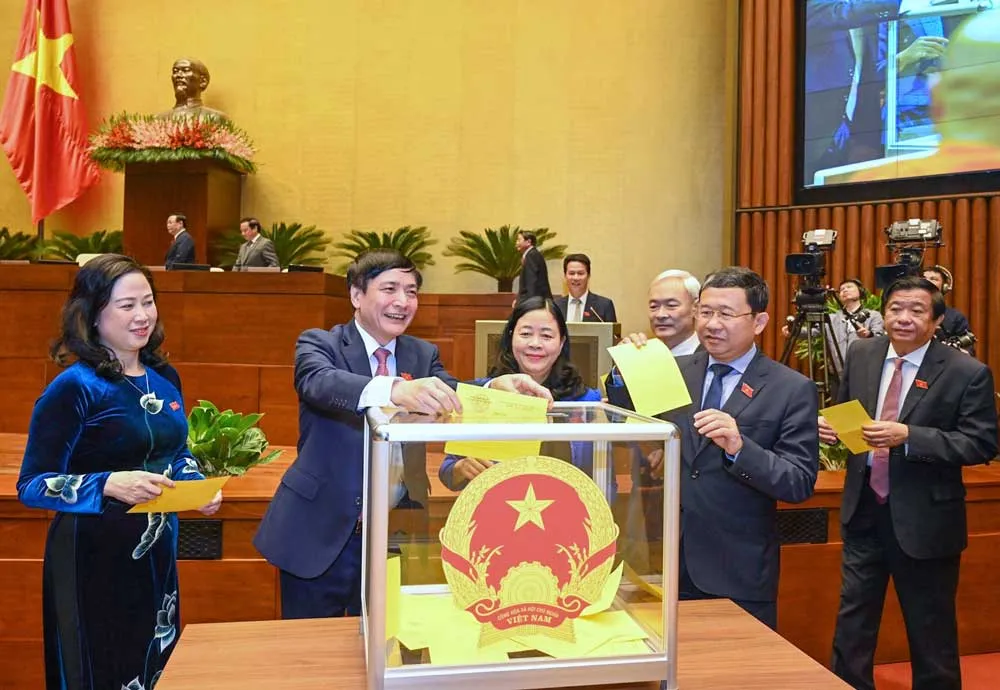 Các đại biểu bỏ phiếu bầu chức danh Chủ tịch nước vào sáng 2-3. Ảnh: VIẾT CHUNG