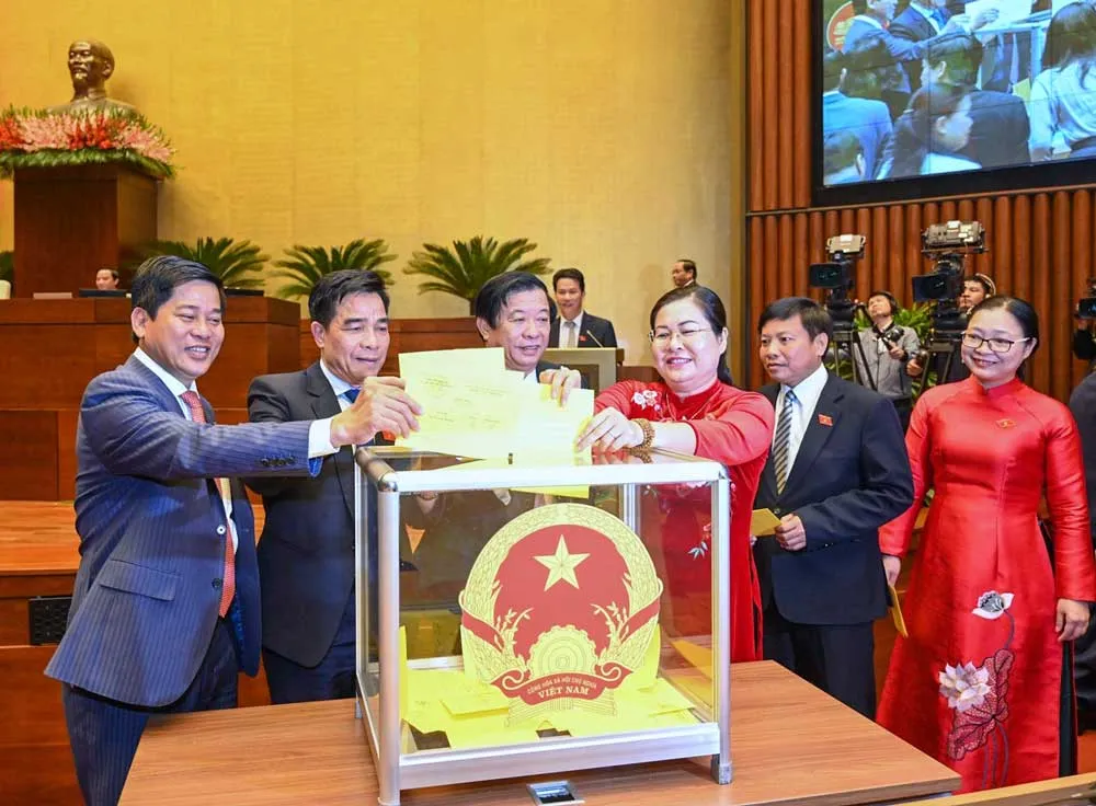 Các đại biểu bỏ phiếu bầu chức danh Chủ tịch nước vào sáng 2-3. Ảnh: VIẾT CHUNG