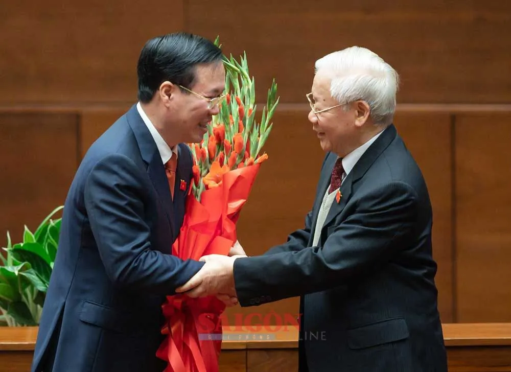 Tổng Bí thư Nguyễn Phú Trọng tặng hoa chúc mừng tân Chủ tịch nước Võ Văn Thưởng. Ảnh: VIẾT CHUNG
