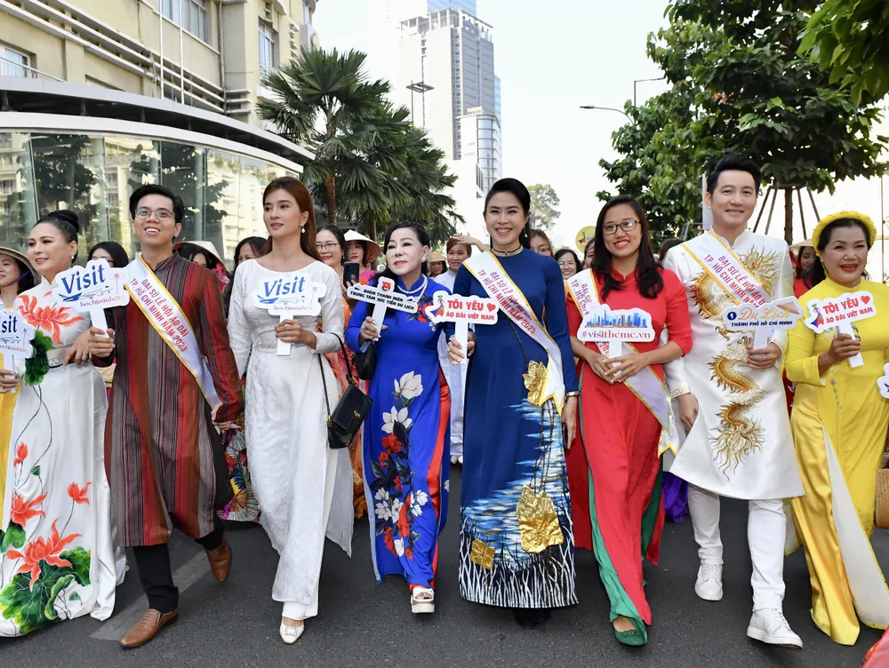 Các đại biểu diễu hành áo dài. Ảnh: VIỆT DŨNG