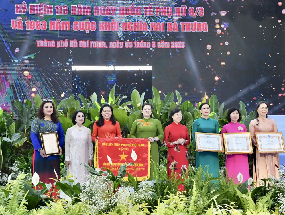 Hội LHPN TPHCM đón nhận cờ thi đua và các đơn vị đón nhận bằng khen của Trung ương Hội LHPN Việt Nam. Ảnh: VIỆT DŨNG