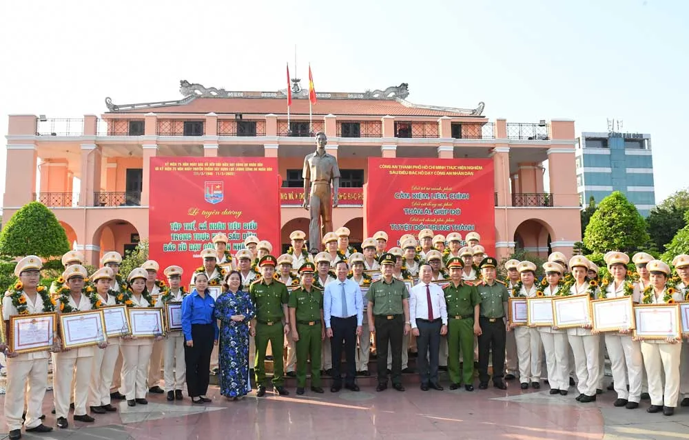 Tuyên dương các tập thể, cá nhân tiêu biểu trong thực hiện 6 điều Bác Hồ dạy Công an nhân dân. Ảnh: VIỆT DŨNG