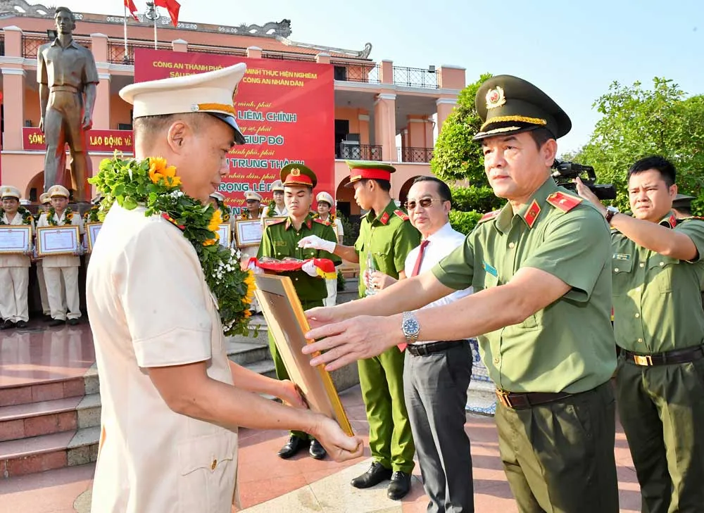 Thiếu tướng Lê Hồng Nam tuyên dương tập thể, cá nhân tiêu biểu trong thực hiện 6 điều Bác Hồ dạy Công an nhân dân. Ảnh: VIỆT DŨNG