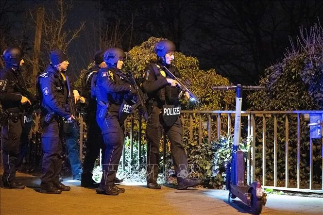 Cảnh sát vũ trang Đức được triển khai gần hiện trường vụ nổ súng tại khu sinh hoạt tôn giáo Jehovah's Witness ở Hamburg, tối 9-3. Ảnh: AFP/TTXVN Cảnh sát vũ trang Đức được triển khai gần hiện trường vụ nổ súng tại khu sinh hoạt tôn giáo Jehovah's Witness ở Hamburg, tối 9-3. Ảnh: AFP/TTXVN
