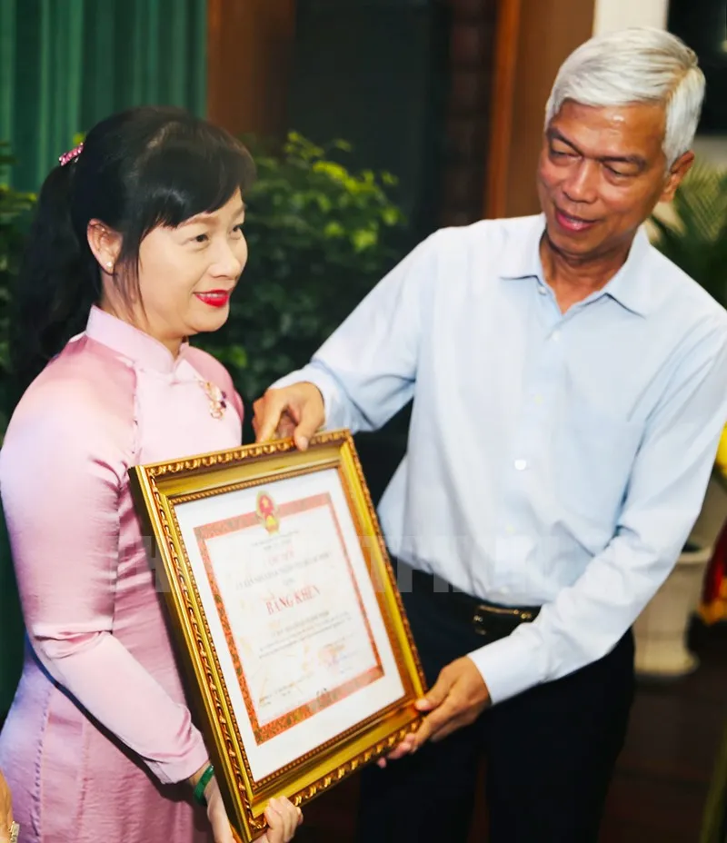 Phó Chủ tịch UBND TPHCM Võ Văn Hoan trao Bằng khen tặng các tập thể. Ảnh: Thanhuytphcm