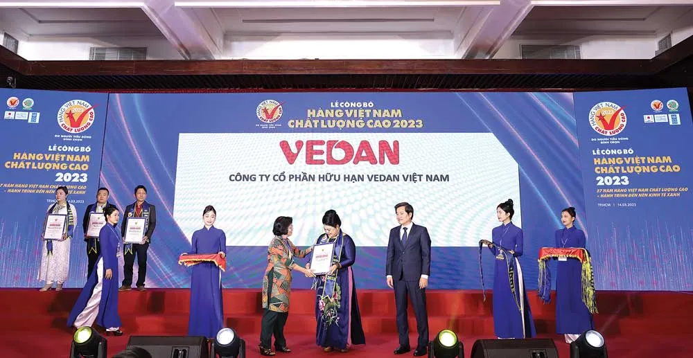 Bà Nguyễn Thu Thủy - Phó Giám đốc Đối ngoại, đại diện Vedan Việt Nam nhận chứng nhận Hàng Việt Nam Chất lượng cao 2023 từ Ban tổ chức