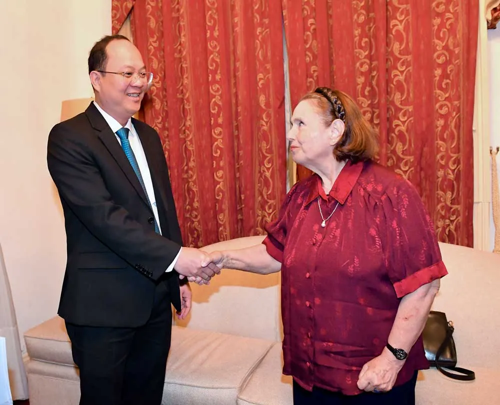 Phó Bí thư Thành ủy TPHCM Nguyễn Hồ Hải trao đổi cùng Chủ tịch Viện Văn hoá Argentina-Việt Nam Poldi Sosa Schmidt. Ảnh: VIỆT DŨNG