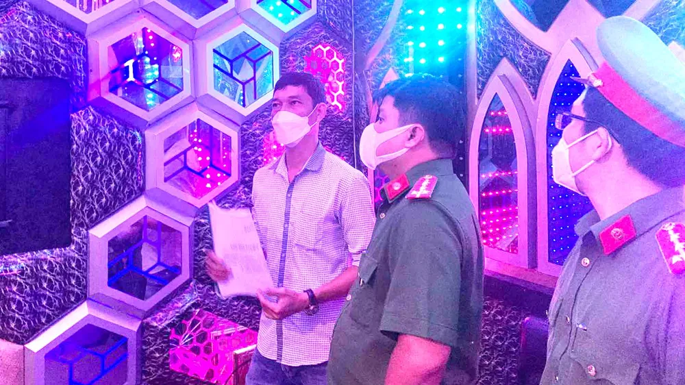 Công an TPHCM kiểm tra một cơ sở karaoke. Ảnh: CHÍ THẠCH