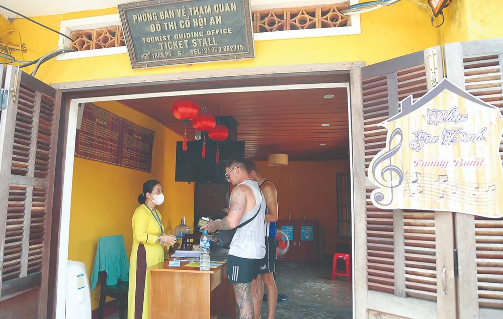 Du khách quốc tế mua vé tham quan phố cổ Hội An (tỉnh Quảng Nam). Ảnh: NGUYỄN CƯỜNG