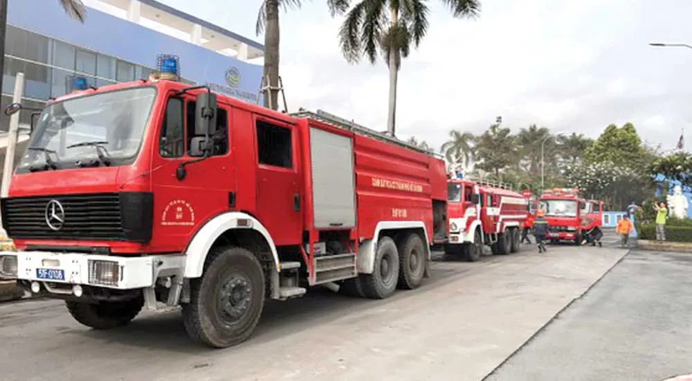 Nhận được tin báo cháy, lực lượng PCCC&amp;CNCH Công an huyện Bình Chánh đã huy động 34 cán bộ chiến sĩ cùng 1 xe chỉ huy, 3 xe chữa cháy chuyên dùng, 1 xe thang, 1 xe cứu thương triển khai các phương án chữa cháy và hỗ trợ lực lượng phòng cháy chữa cháy tại chỗ của VWS