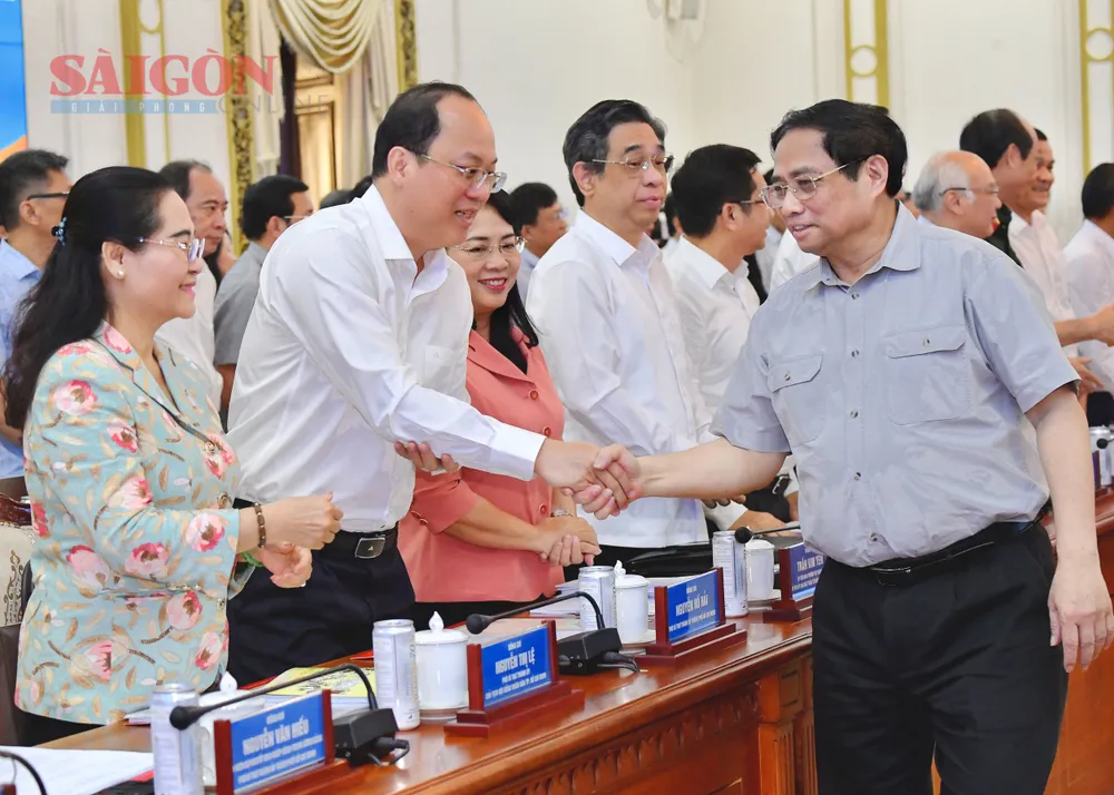 Thủ tướng Phạm Minh Chính trao đổi cùng các đồng chí lãnh đạo TPHCM. Ảnh: VIỆT DŨNG