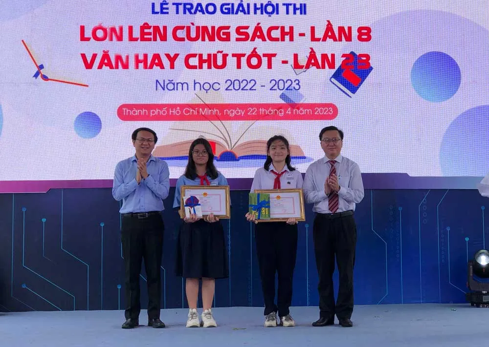 Em Hoàng Lê Vy (Trường THCS Trần Phú, quận 10) và em Bùi Lưu Bảo Khánh (Trường THCS Nguyễn Văn Trỗi, quận Gò Vấp) đạt giải Nhất Hội thi “Lớn lên cùng sách” lần 8