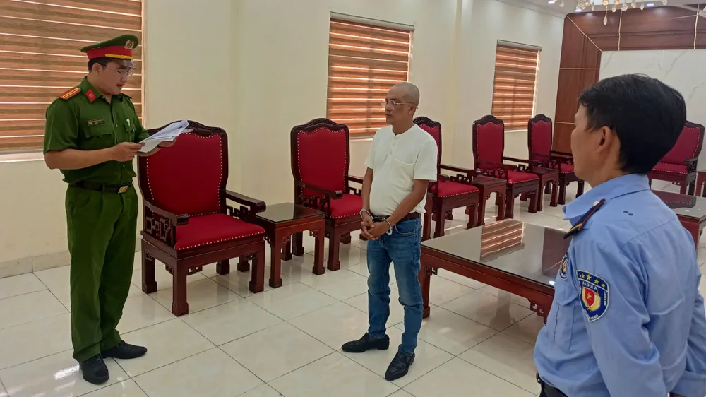 Cơ quan công an đọc lệnh bắt giam Tuấn