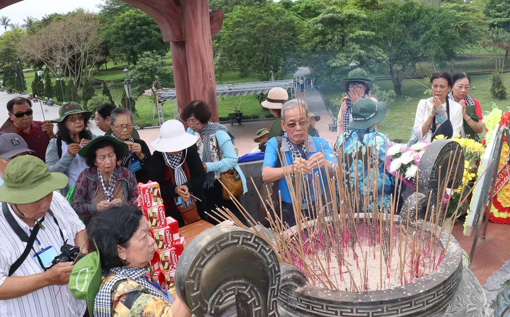 Các cựu tù chính trị TPHCM dâng hương tưởng nhớ anh hùng liệt sĩ tại Thành cổ Quảng Trị trong hành trình Theo chân Bác