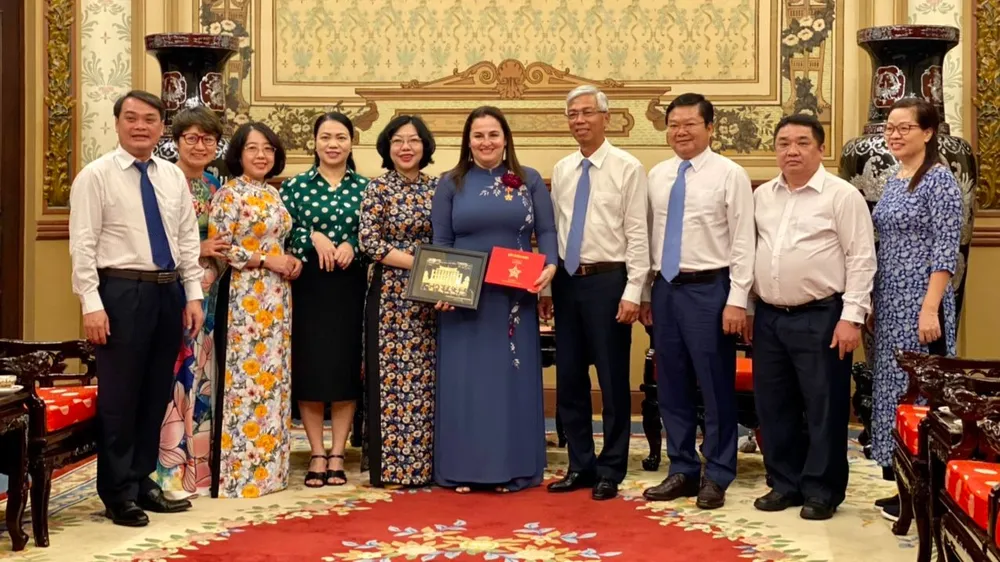 Các đại biểu chụp hình lưu niệm tại buổi tiếp. Ảnh: THANH HẰNG Các đại biểu chụp hình lưu niệm tại buổi tiếp. Ảnh: THANH HẰNG