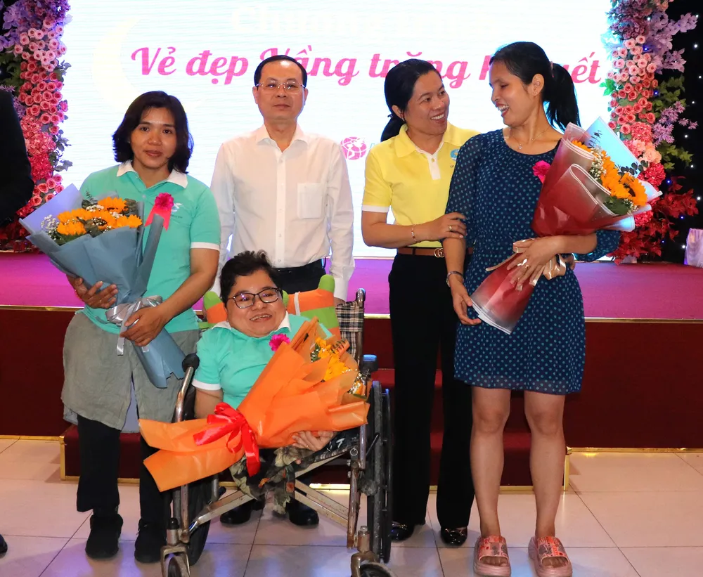 Phó Bí thư Thành ủy TPHCM Nguyễn Văn Hiếu biểu dương chị Thúy Vy, chị Thanh Thảo và chị Lệ Xuân đã có nghị lực vượt khó vươn lên trong cuộc sống