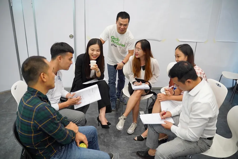 Khi làm việc cùng nhau, cần sự chia sẻ và đồng hành để phát triển đội ngũ. Ảnh: TOONG