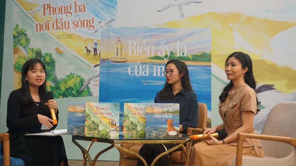 Nhà văn Bùi Tiểu Quyên (ngoài cùng bên phải) trong buổi ra mắt bộ sách Trường Sa! Biển ấy là của mình tại Đường sách TPHCM