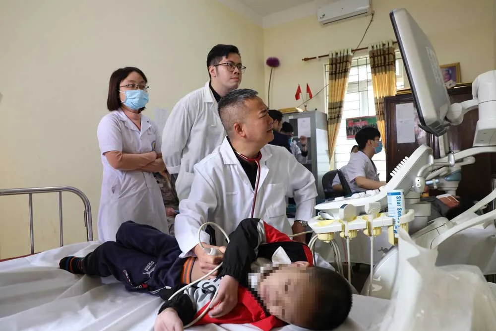 Bác sĩ Bệnh viện Đại học Y Hà Nội khám bệnh cho người dân