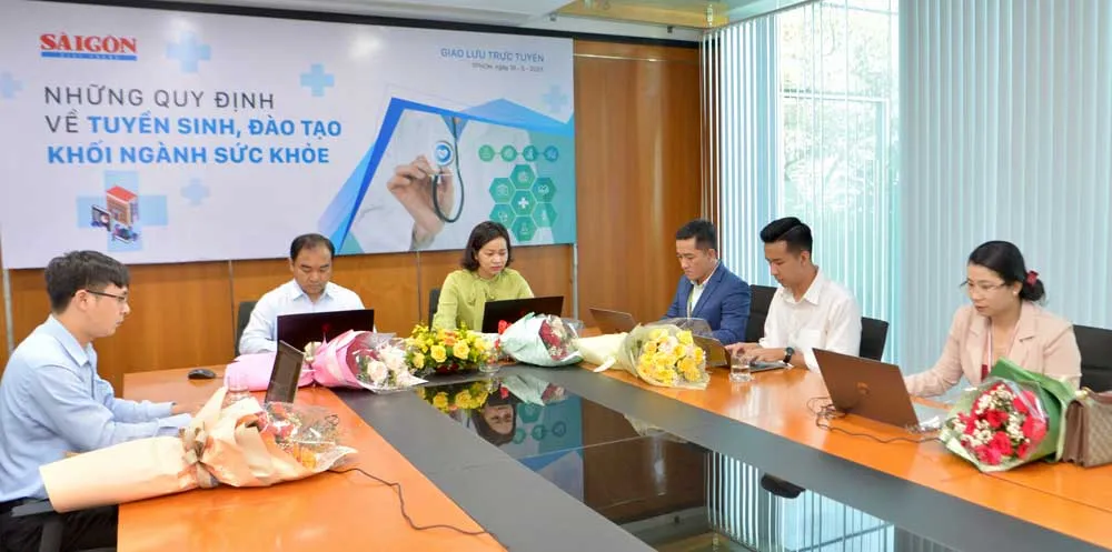 Các khách mời trả lời câu hỏi của bạn đọc. Ảnh: CAO THĂNG