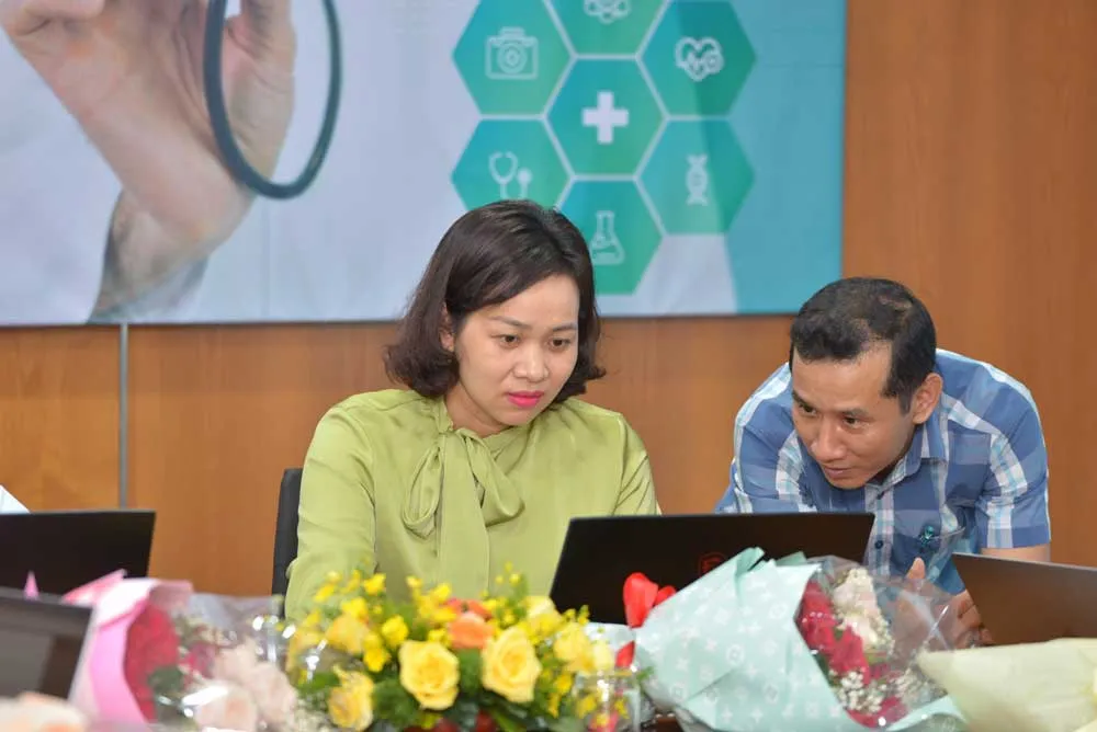 TS Võ Thị Ngọc Mỹ đang trả lời câu hỏi giao lưu. Ảnh: CAO THĂNG