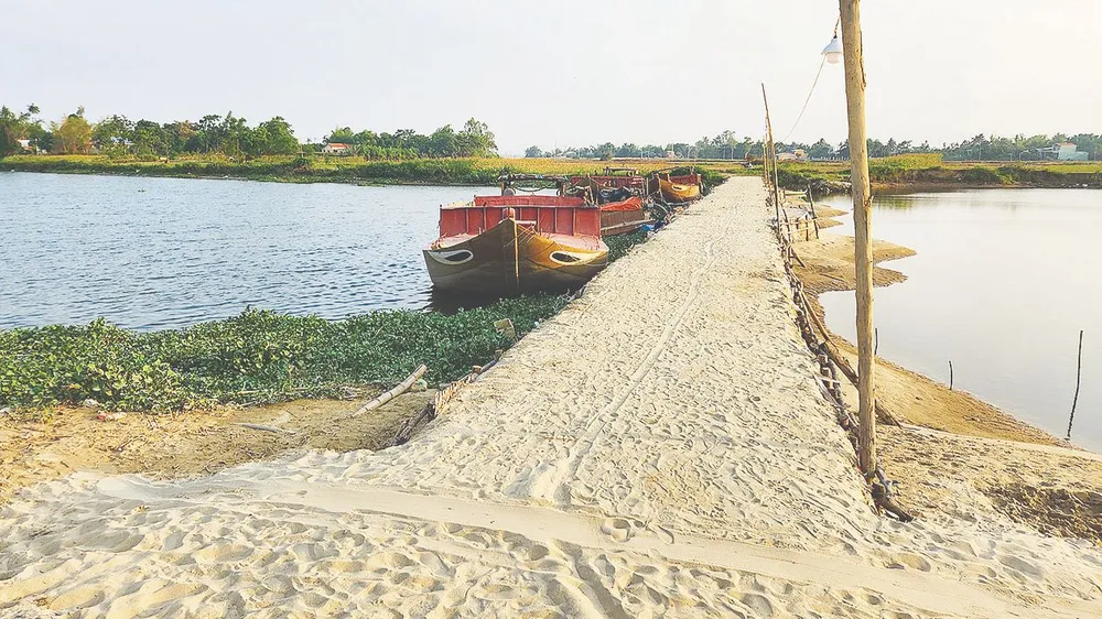 Đập ngăn mặn trên sông Vĩnh Điện được đắp tại phường Điện Ngọc (thị xã Điện Bàn, tỉnh Quảng Nam) để chống mặn, phục vụ cho 2.000ha lúa của địa phương. Ảnh: NGUYỄN CƯỜNG Đập ngăn mặn trên sông Vĩnh Điện được đắp tại phường Điện Ngọc (thị xã Điện Bàn, tỉnh Quảng Nam) để chống mặn, phục vụ cho 2.000ha lúa của địa phương. Ảnh: NGUYỄN CƯỜNG