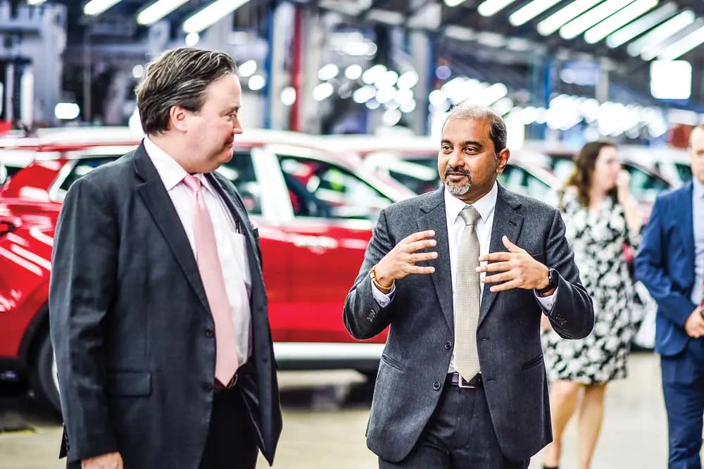 Ngài Marc Knapper trao đổi với ông Ruchik Shah, Tổng Giám đốc Ford Việt Nam, trong chuyến thăm