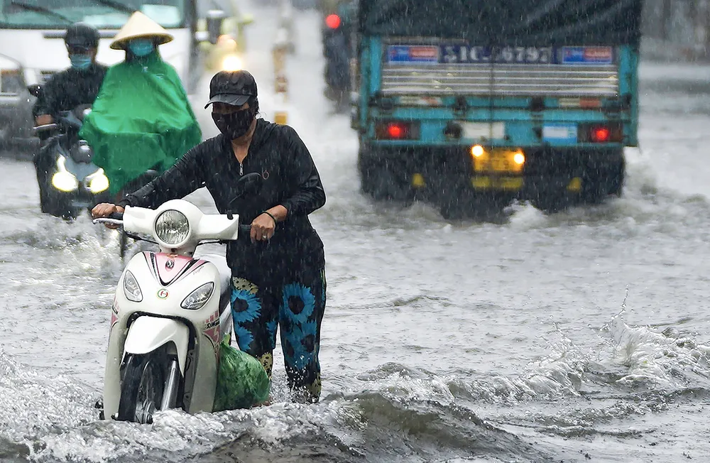 Cơn mưa lớn đầu tháng 5 gây ngập đường Nguyễn Văn Khối, quận Gò Vấp, TPHCM. Ảnh: HOÀNG HÙNG
