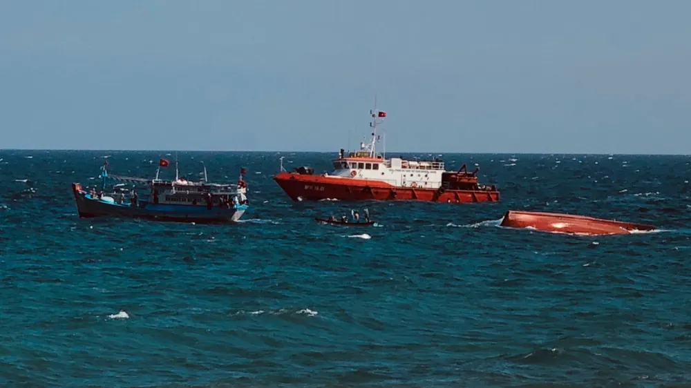 Tàu cứu nạn cùng tàu cá của ngư dân tìm kiếm ngư dân mất tích 