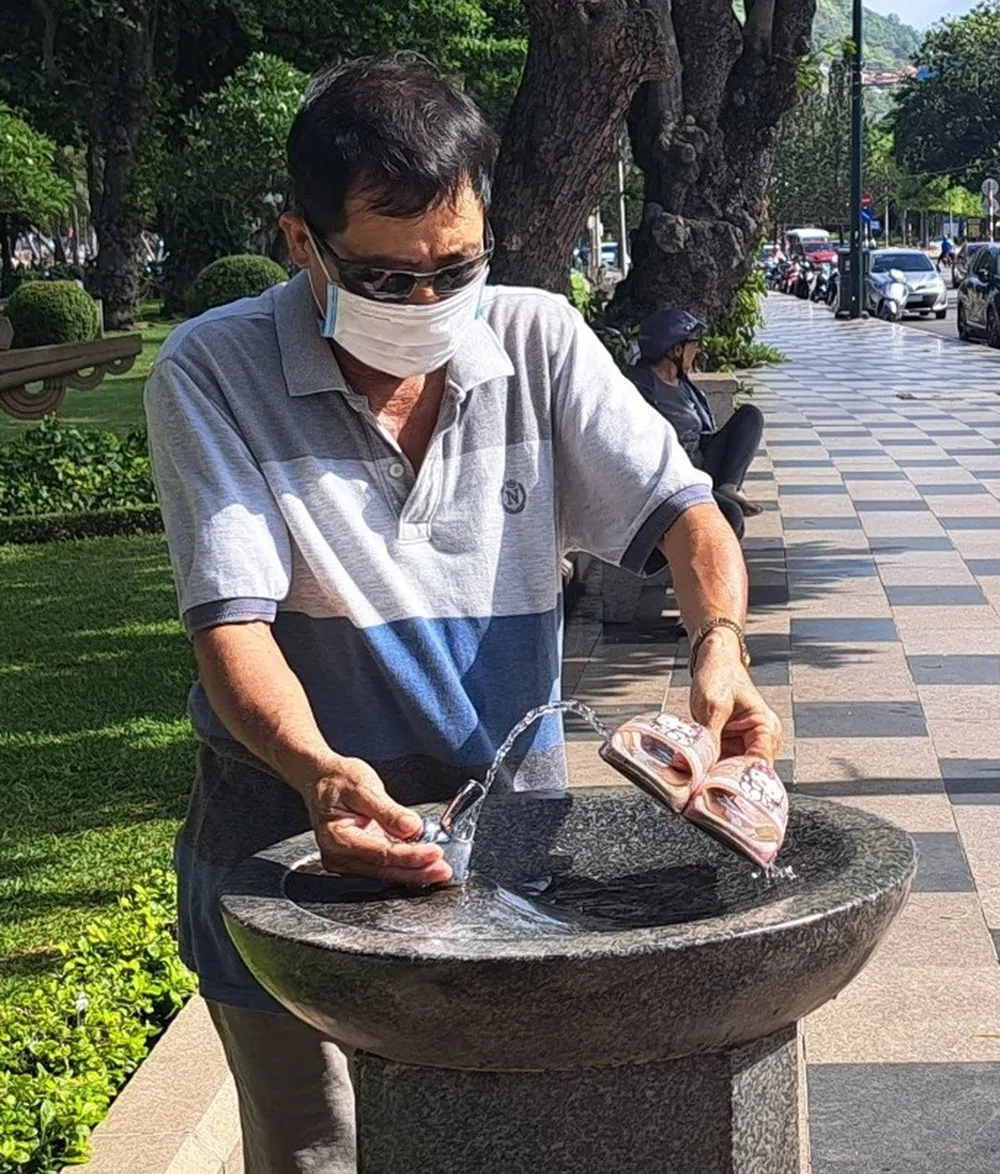 Trụ nước uống biến thành nơi… rửa dép ảnh 1