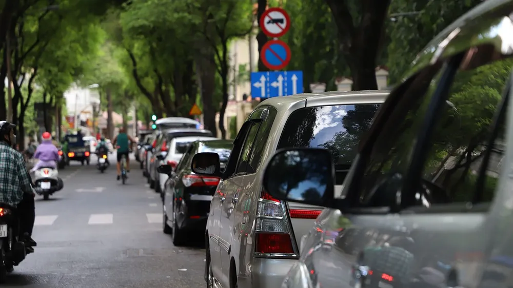 Xe hơi đậu hàng dài trên đường Alexandre De Rhodes, quận 1, vào ngày cuối tuần
