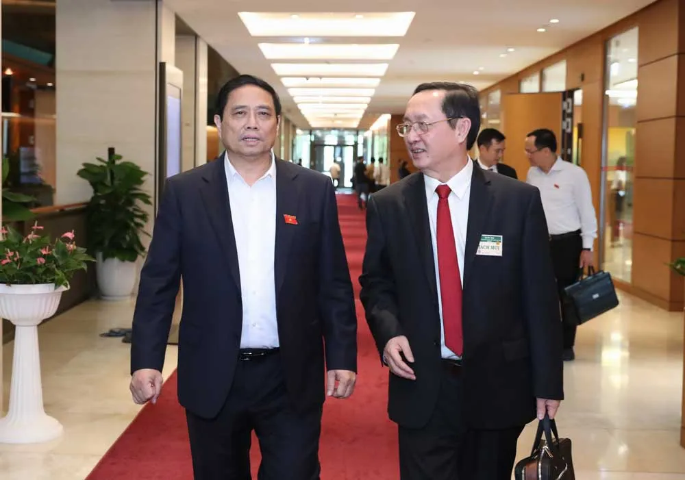 Thủ tướng Phạm Minh Chính trao đổi với Bộ trưởng Bộ KH-CN Huỳnh Thành Đạt tại phiên chất vấn ngày 7-6. Ảnh: QUANG PHÚC