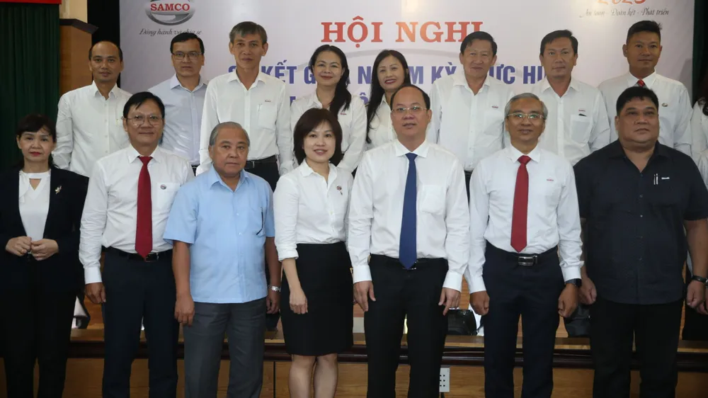 Phó Bí thư Thành ủy TPHCM Nguyễn Hồ Hải chụp hình cùng các đại biểu tham dự hội nghị