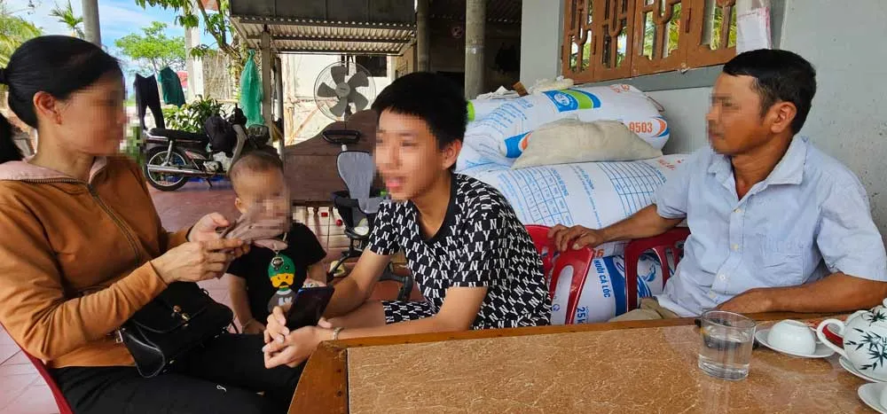 Cháu H. và cha mẹ kể lại bị 6 bạn hành hung