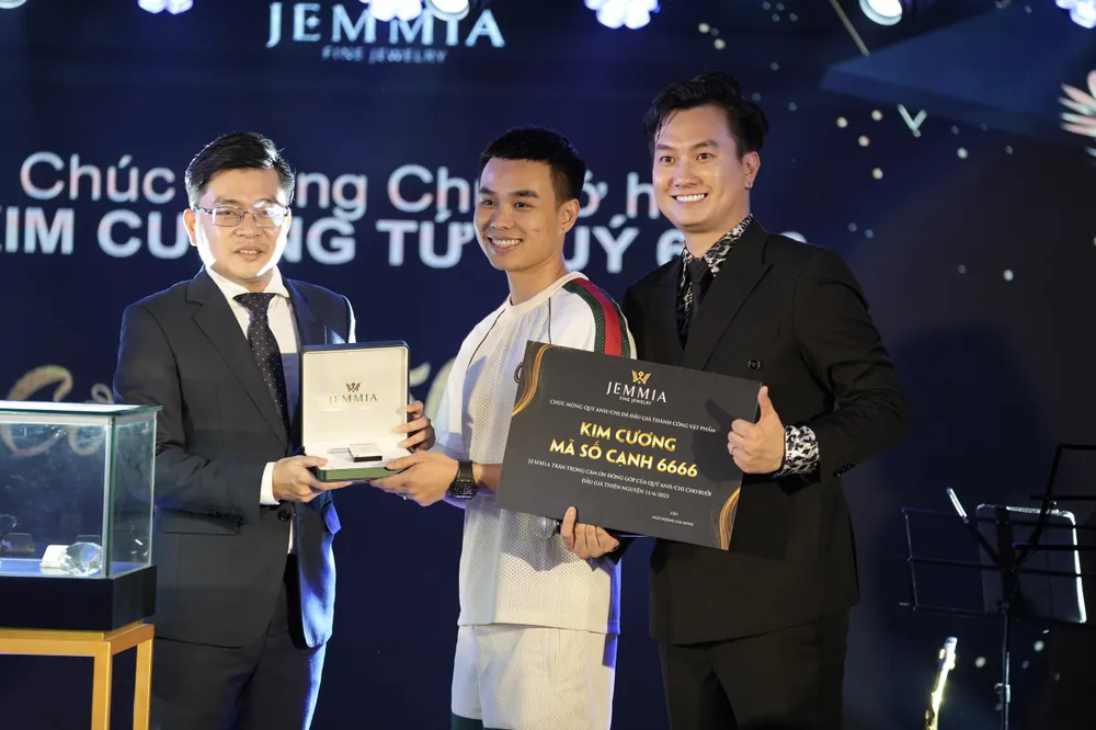 Chủ nhân đấu giá thành công gây quỹ từ thiện