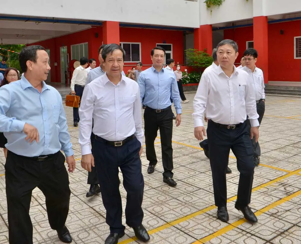 Đoàn công tác kiểm tra công tác chuẩn bị tại điểm thi Trường Trung học thực hành Sài Gòn. Ảnh: CAO THĂNG