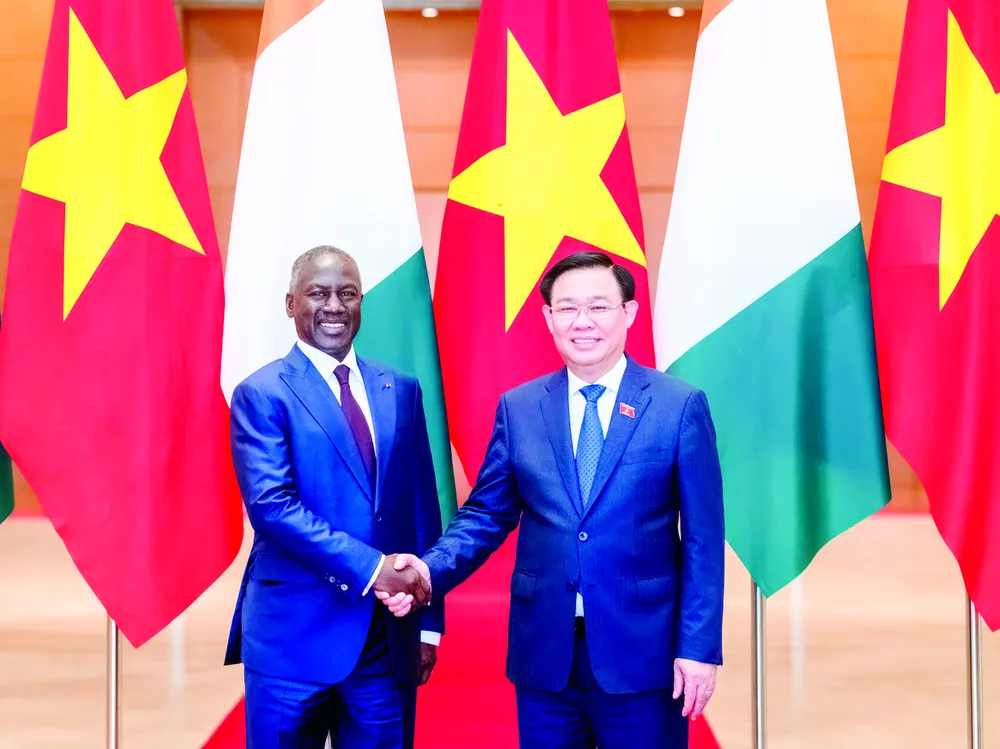 Chủ tịch Quốc hội Vương Đình Huệ và Chủ tịch Quốc hội Cộng hòa Bờ Biển Ngà Adama Bictogo tại lễ đón chính thức, sáng 14-6. Ảnh: VIẾT CHUNG